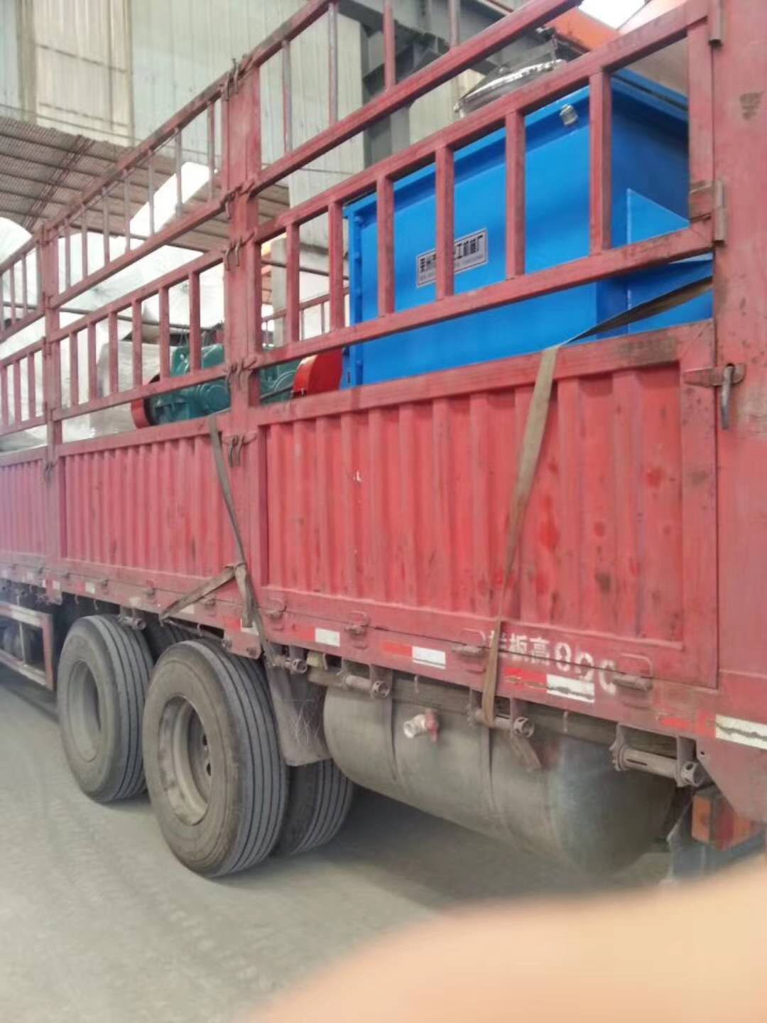 1000L下挤出捏合机货车出发发货.jpg 1000L下挤出捏合机货车出发发货.jpg
