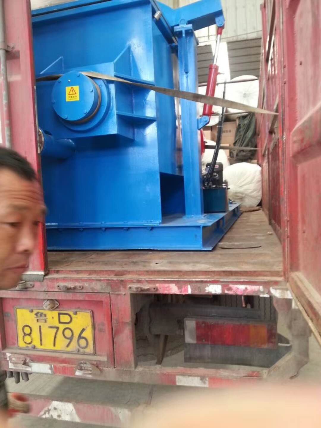 1000L下挤出捏合机装货 1000L下挤出捏合机装货