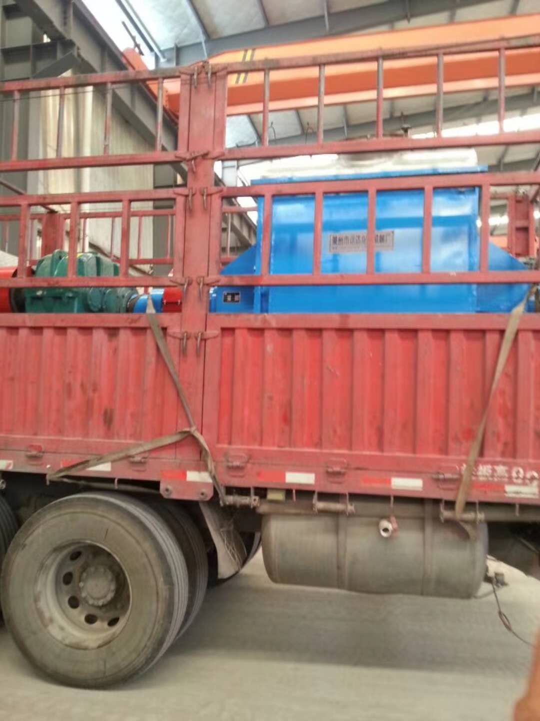 1000L下挤出捏合机装货完成.jpg